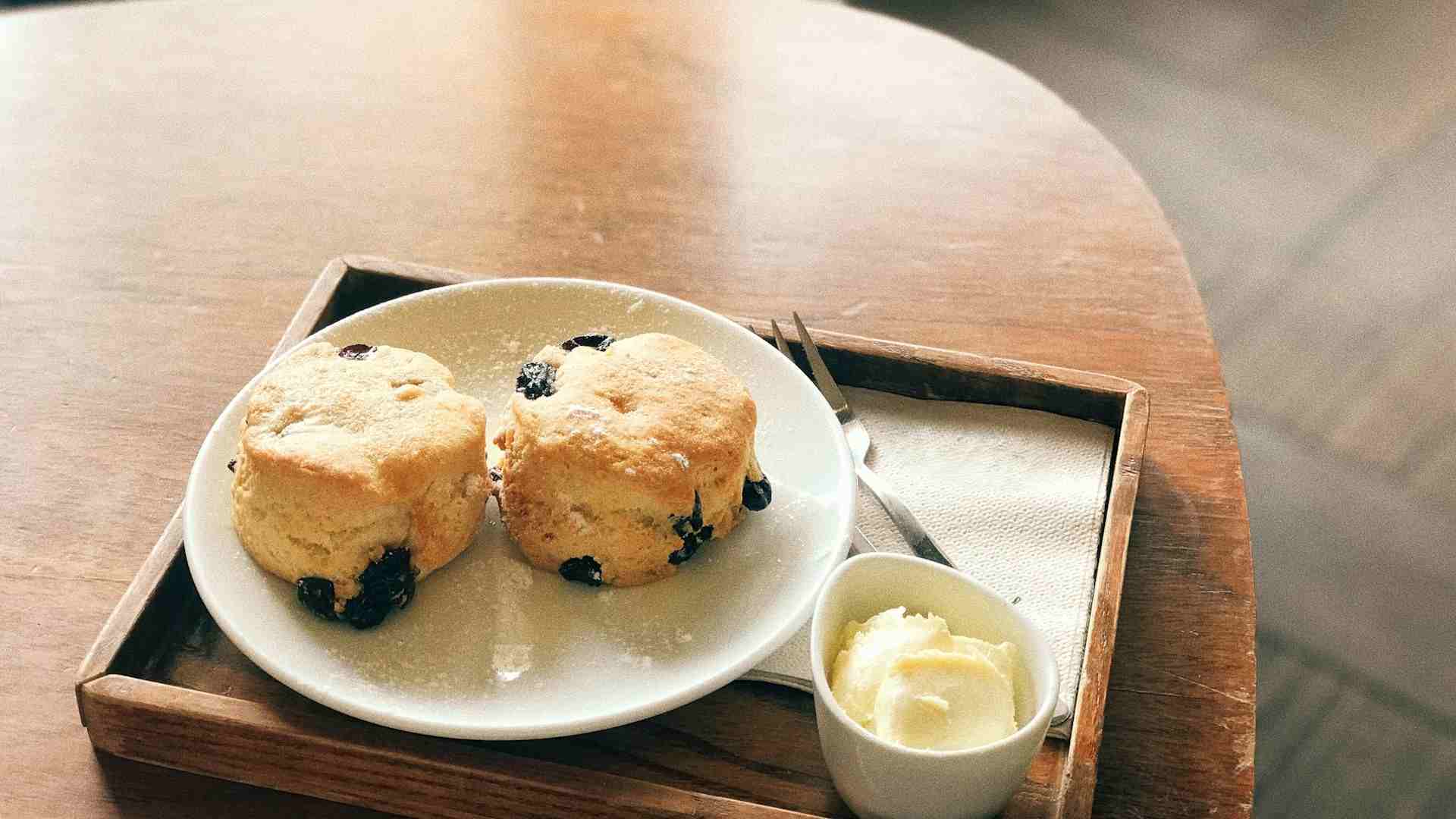 お皿に盛られたスコーン